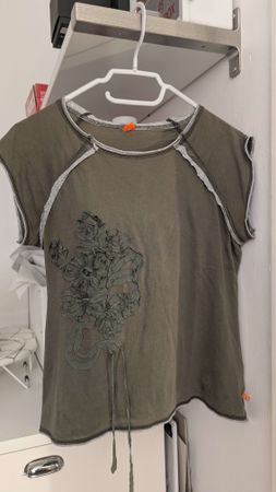 T-shirt kaki Hugo Boss taille M, avec applications