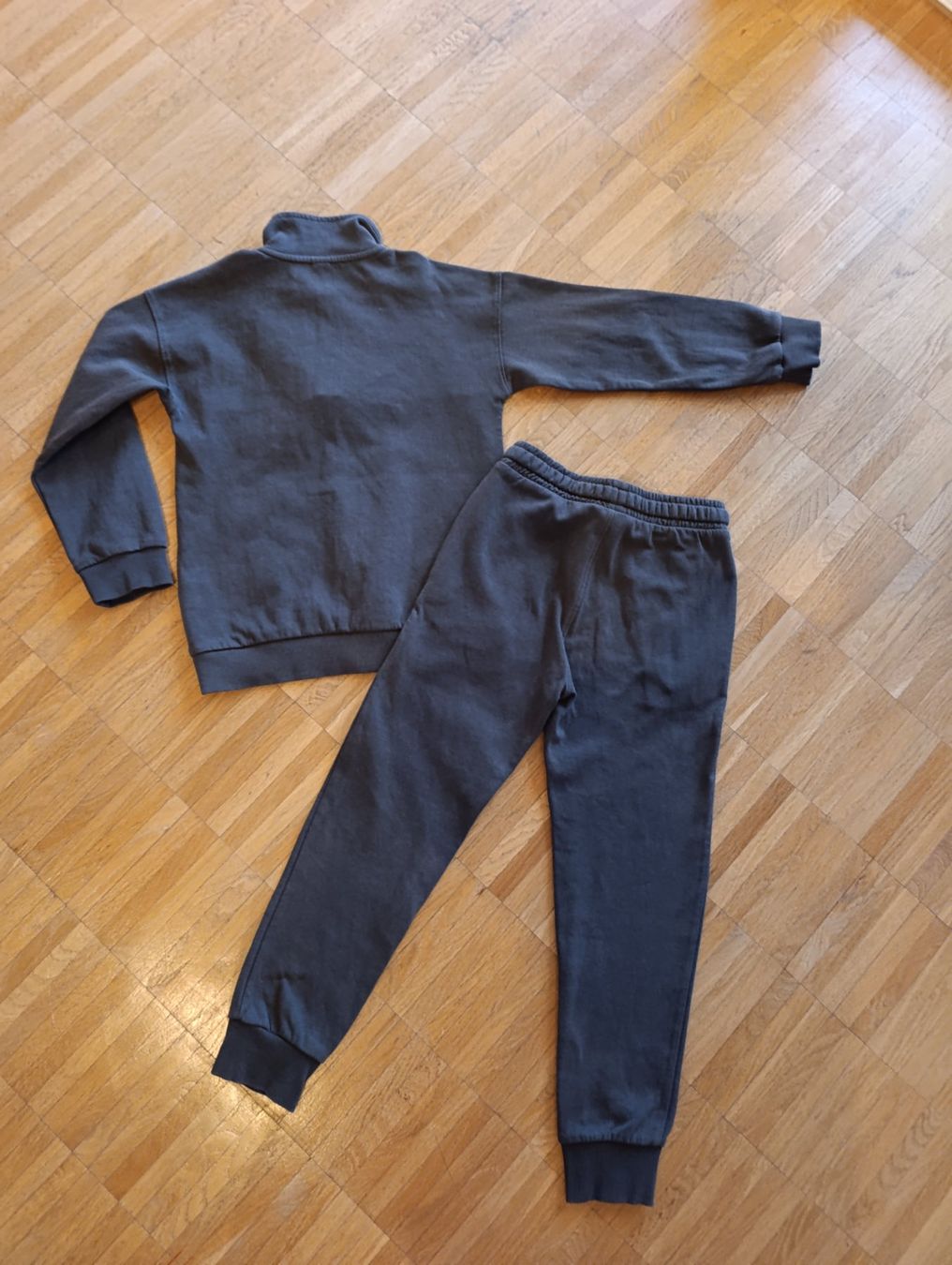 Lotti & Set di vestiti: Kinder Freizeit/ Sport Anzug, Gr 134 – Usato da Zürich venduto da mir_2kjl 1