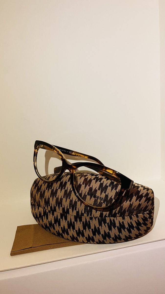 Burberry Brillen & Gläser: Burberry Esme BE2357 en acétate – Neu und originalverpackt aus Clarens von hal_y9wf 3