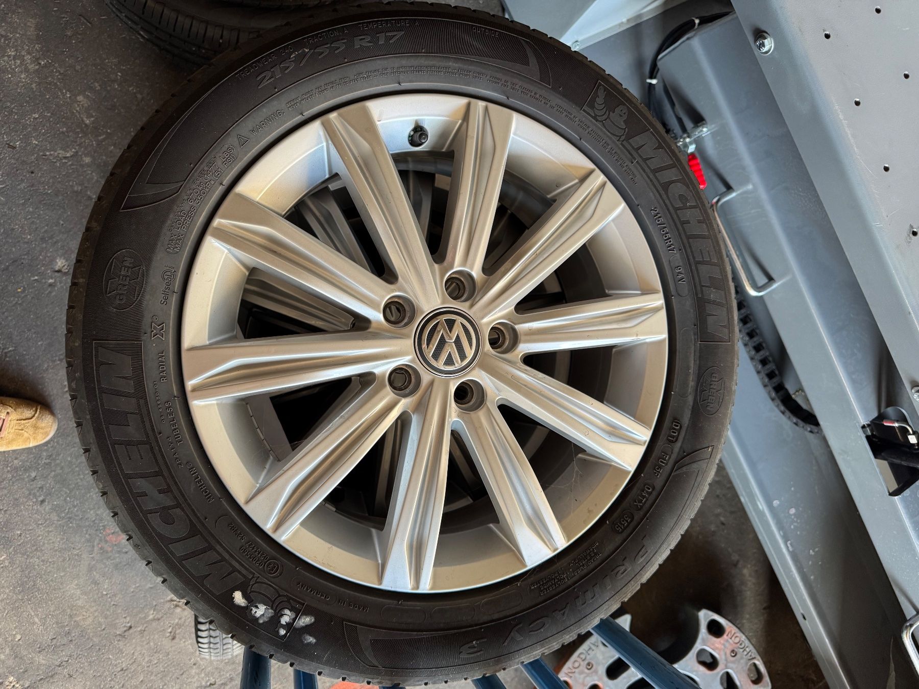 Volkswagen Pneumatici & Ruote complete: VW Touran Originale Sommer Kompletträder – Usato da Rotkreuz venduto da garage-wismer-ag