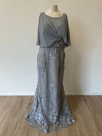 Graues Abendkleid mit Chiffon-Cape von Rosa Clará, Grösse 44