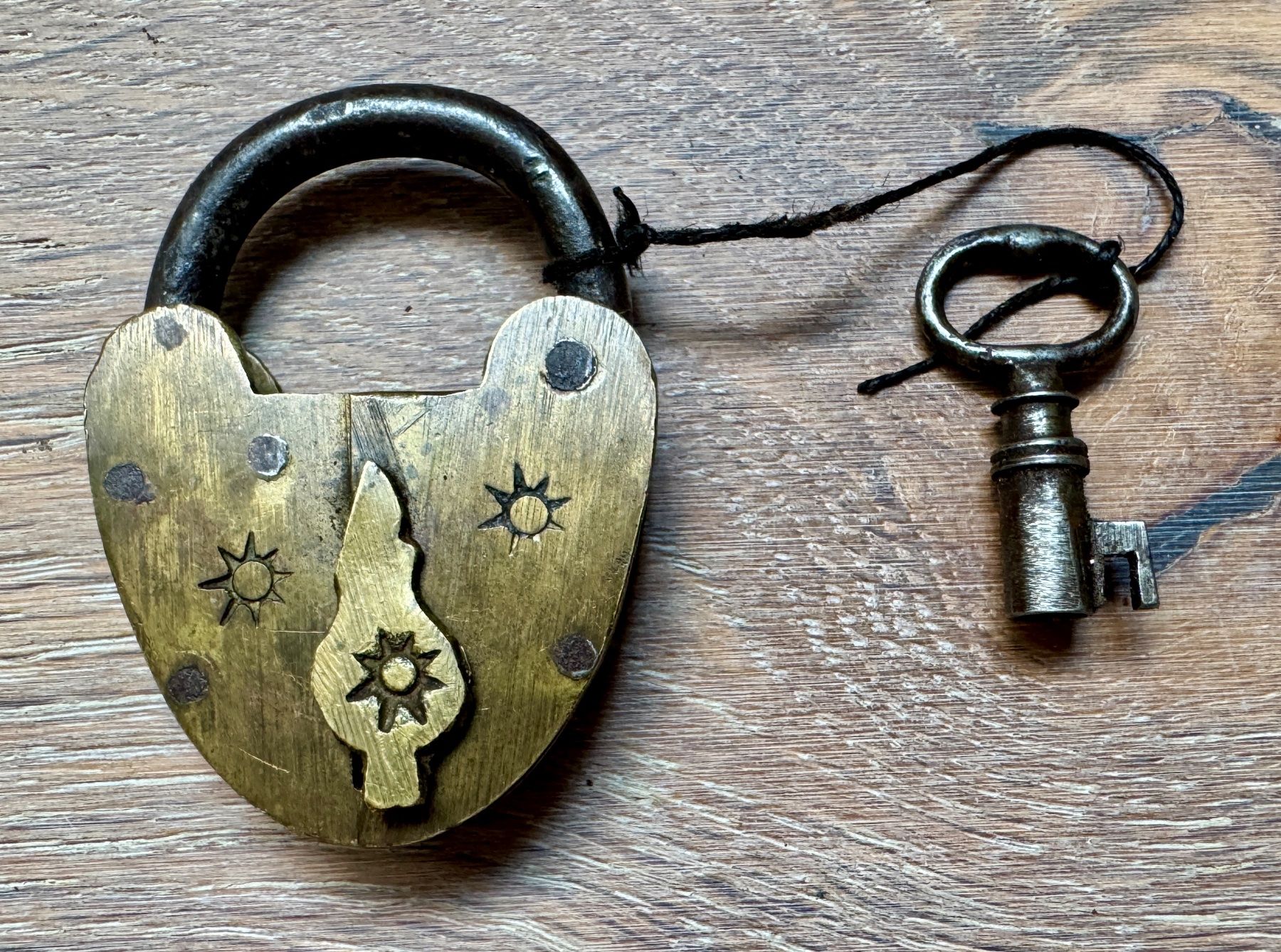 Cadenas: Antikes kleines Vorhängeschloss m.Schlüssel Messing antik – D'occasion à Rothrist par Luckywinner