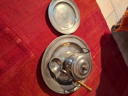 Ancienne soupière et louche et plats en étain