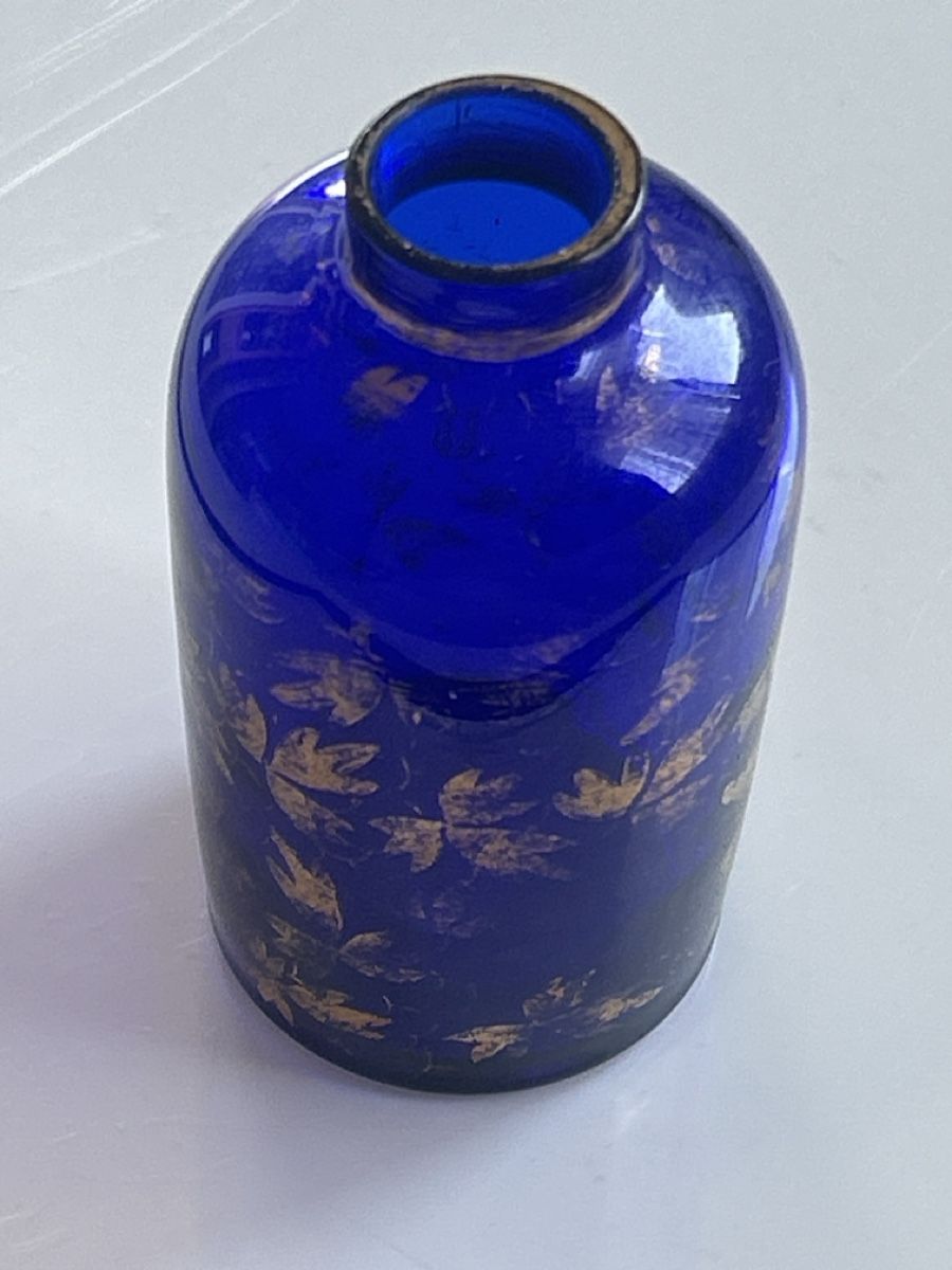 Apparecchiature e tecnologia a gas: Blaue Glasflasche mit Golddekor, klein(I5) – Usato da Neuenhof venduto da SchnaeppliAllerlei