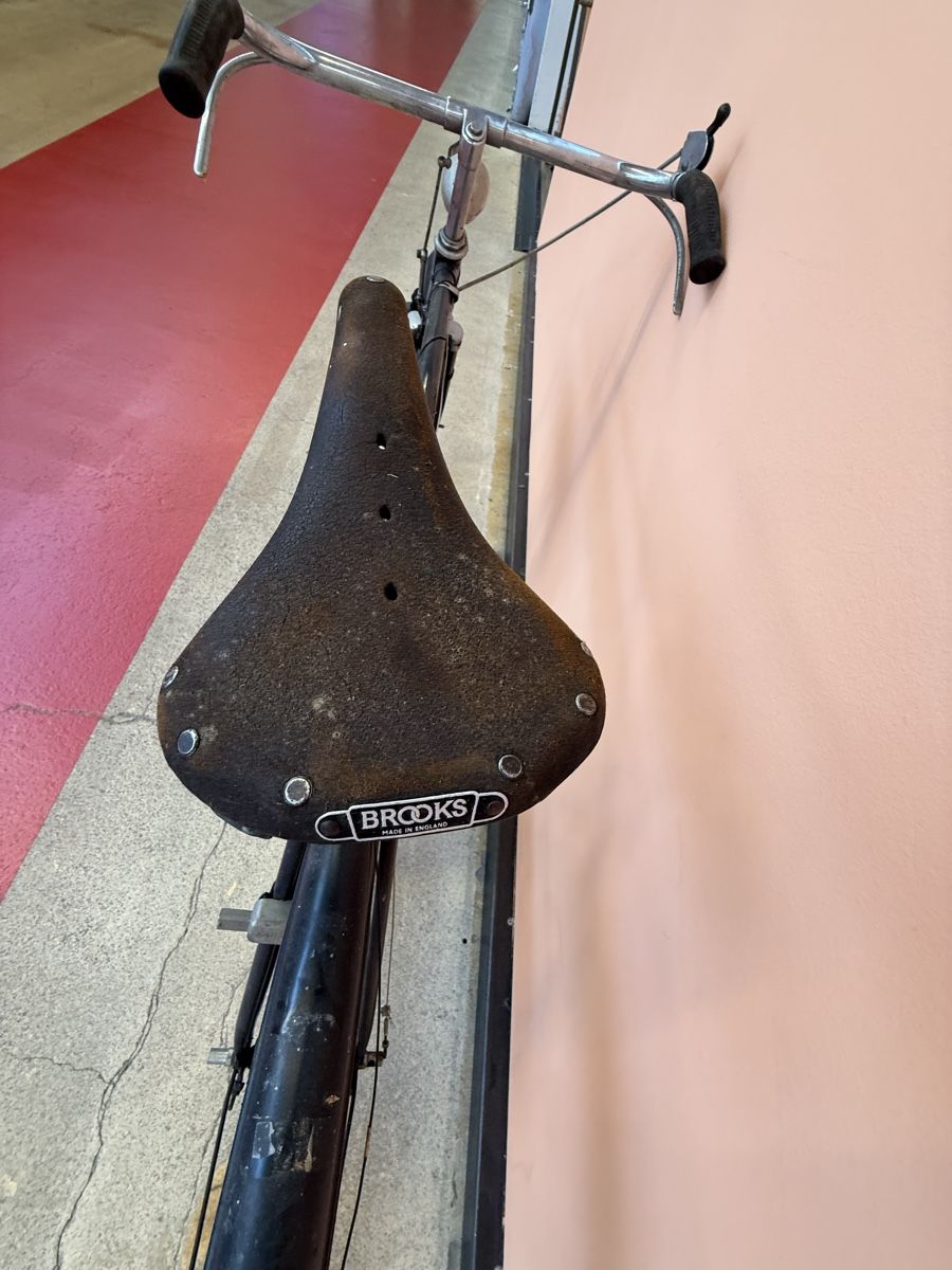 Brooks Velos: Oldtimer-Herrenrad – Brooks Ledersattel & Gestängebremse – Gebraucht aus Fulenbach von Annie.s_Mid_Century 5
