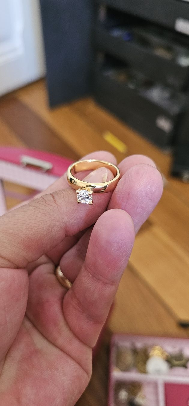 Anelli: Grosse bague plaquee or avec poinçon et gros brillant – Usato da Lausanne venduto da Delaquinta88