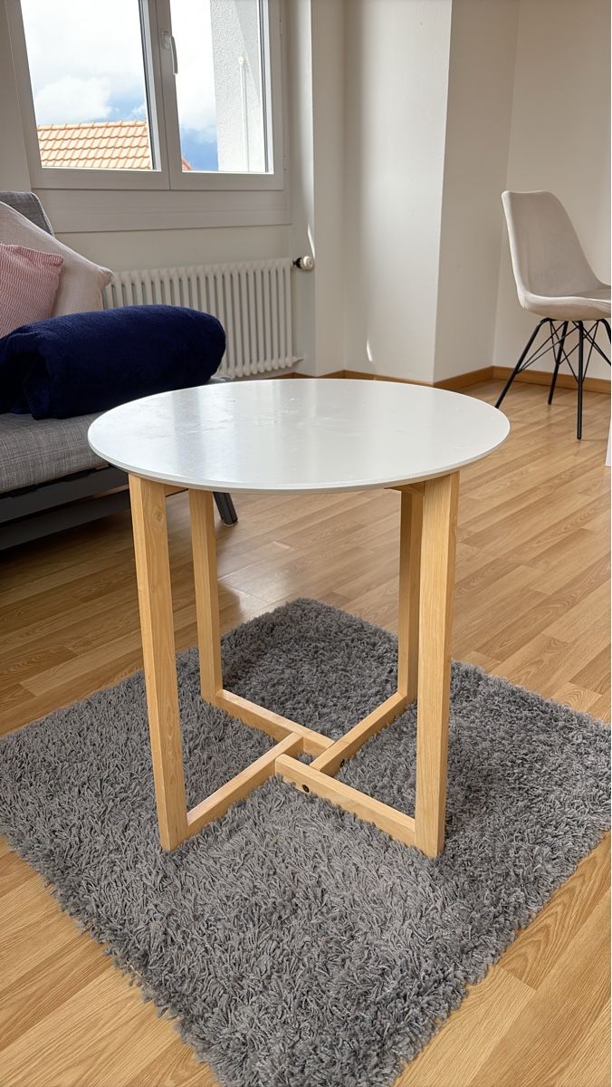 Tavoli: Stylish Side Table - White Top, Light Wood Frame, Like New! – Usato da Schwarzenburg venduto da pge_l72m