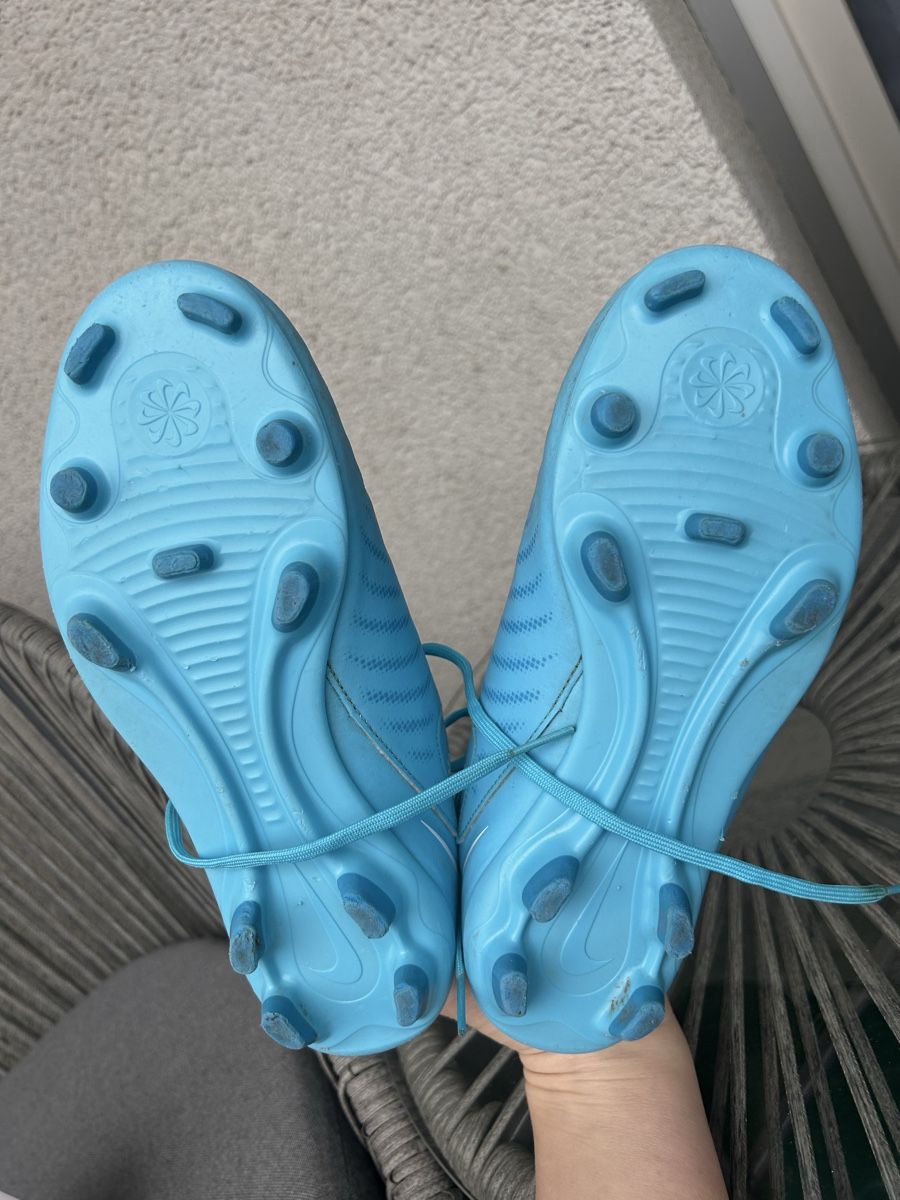 Nike Schuhe für Jungen: Chaussures de football Nike – Gebraucht aus Sierre von art_wqf9 5