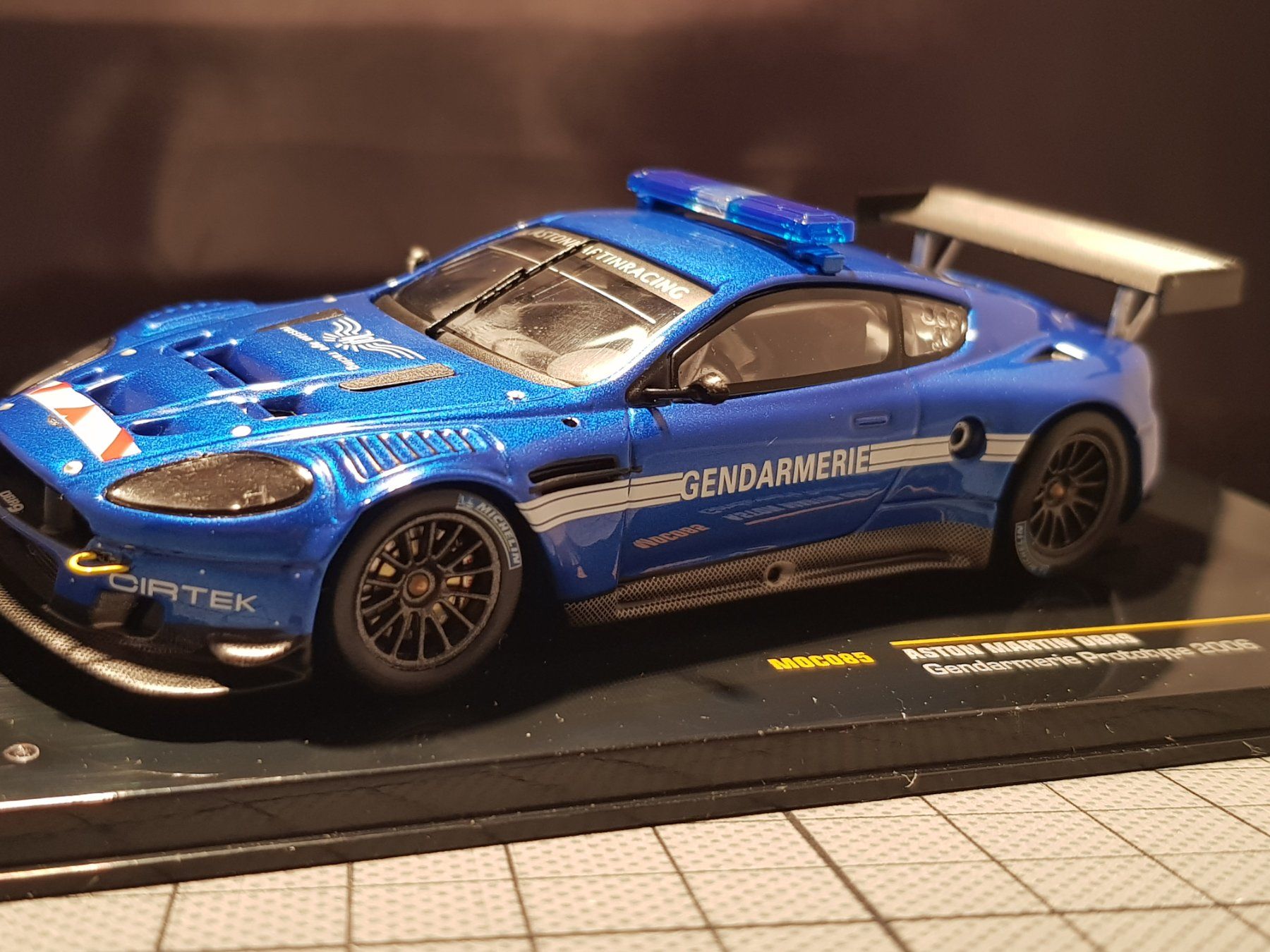 Aston Martin Modellini d'auto: Aston Martin DBR9 Gendarmerie Prototype 2006 – Nuovo e nell'imballaggio originale da Chézard-St-Martin venduto da AlPat-Collections