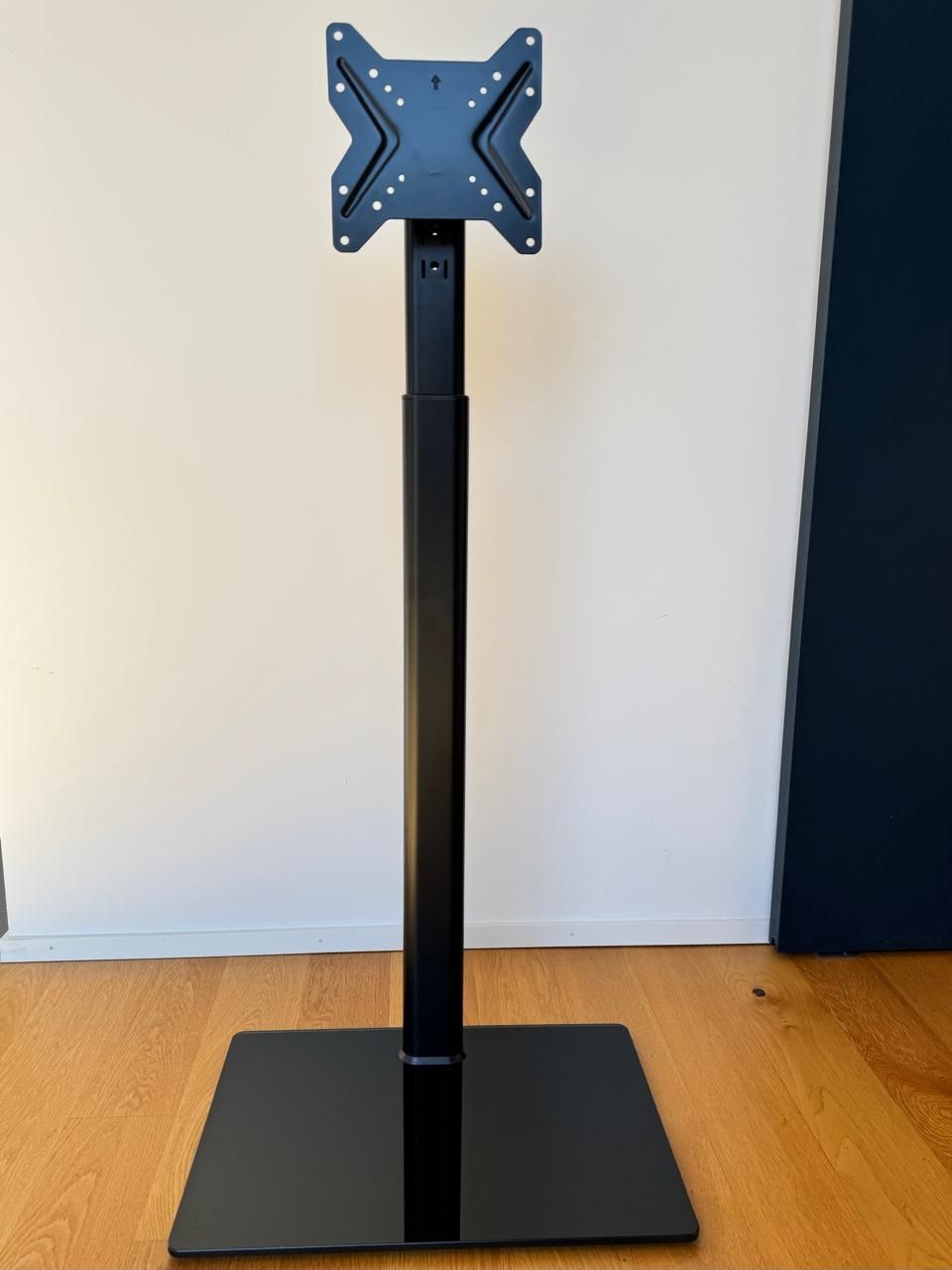 Supporti a parete: Free Standing TV Stand with Height Adjustment – Usato da Pfäffikon ZH venduto da tegiez