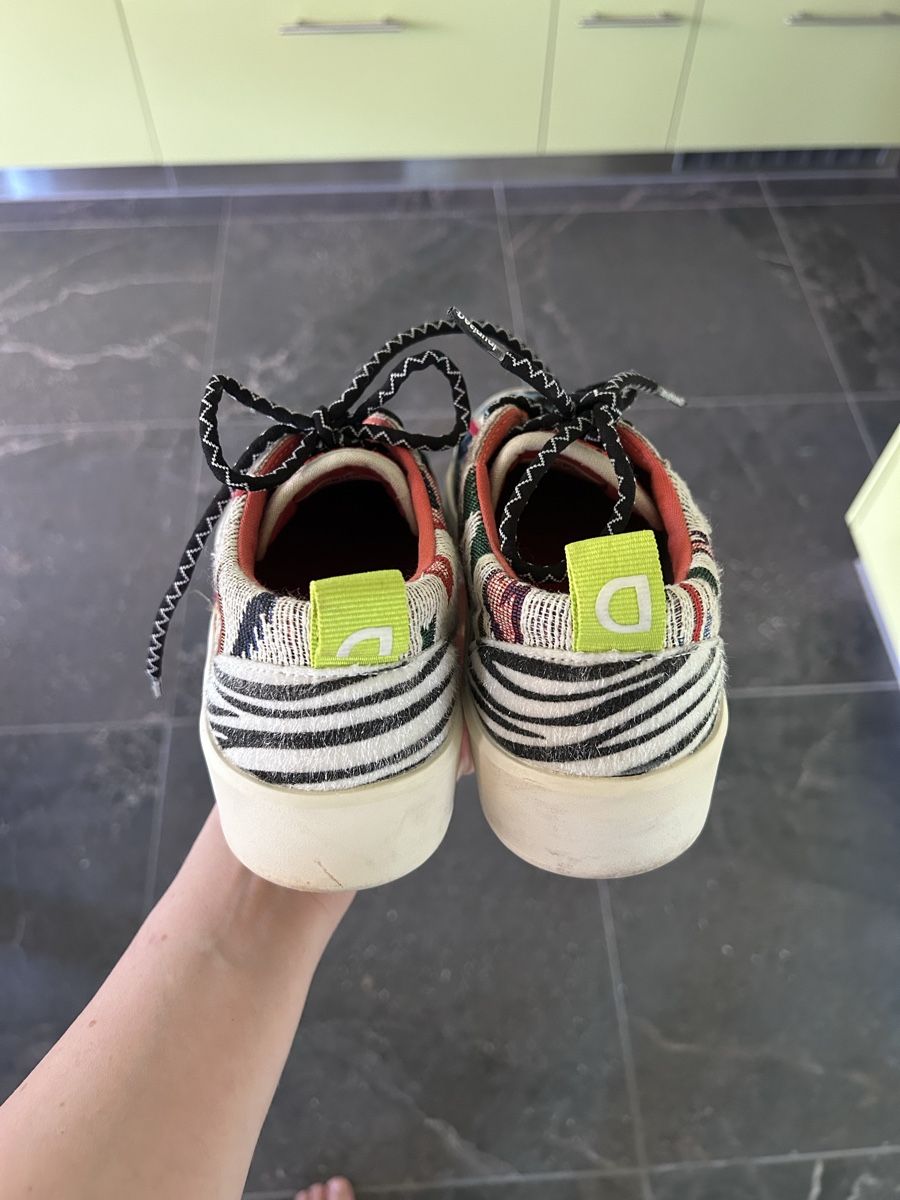Desigual Scarpe da donna: Desigual Turnschuhe, Gr. 37, bunt gemustert – Usato da Kleinandelfingen venduto da Doratschikov 3