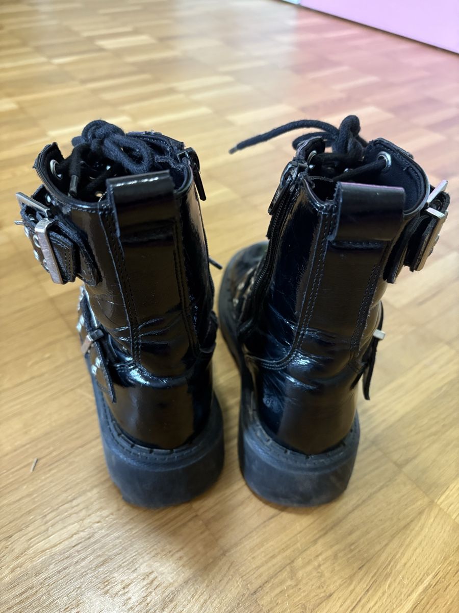 Zara Scarpe per ragazze: Stivaletti ZARA Neri Lucidi con Borchie e Fibbie – Usato da Novazzano venduto da jen_hx8j 2