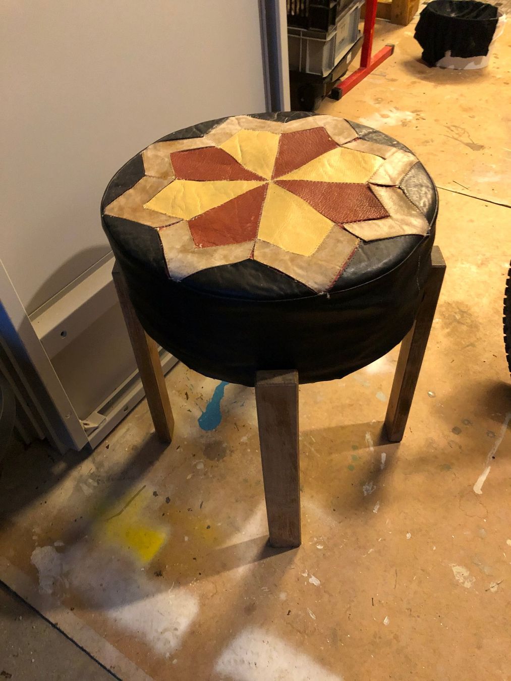 Tabourets: Echtleder Hocker zum restaurieren – Défectueux à Sirnach par Lenes