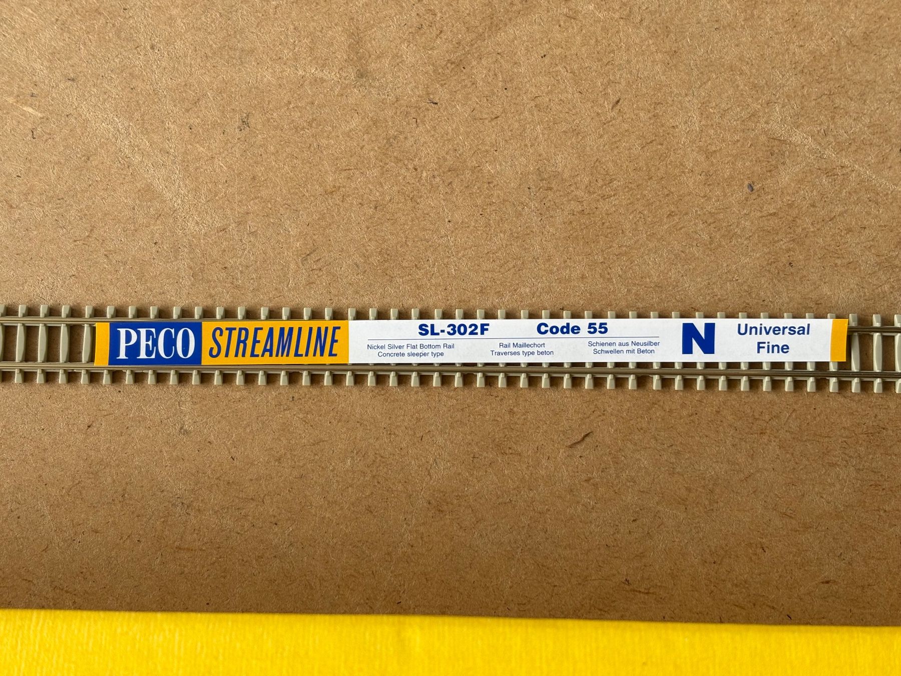Modellini di ferrovie: Peco 302F Flexgleis Schwellen mit Beton Code 55 – Nuovo e nell'imballaggio originale da Hauterive NE venduto da eriamch