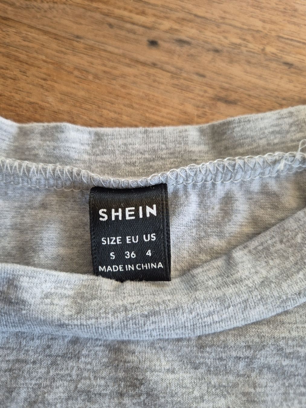 Shein Top: Shein Crop Top "Hawaii Beach", Grau, Gr. S – Nuovo (secondo la descrizione) da Unterägeri venduto da Idecurtins 1