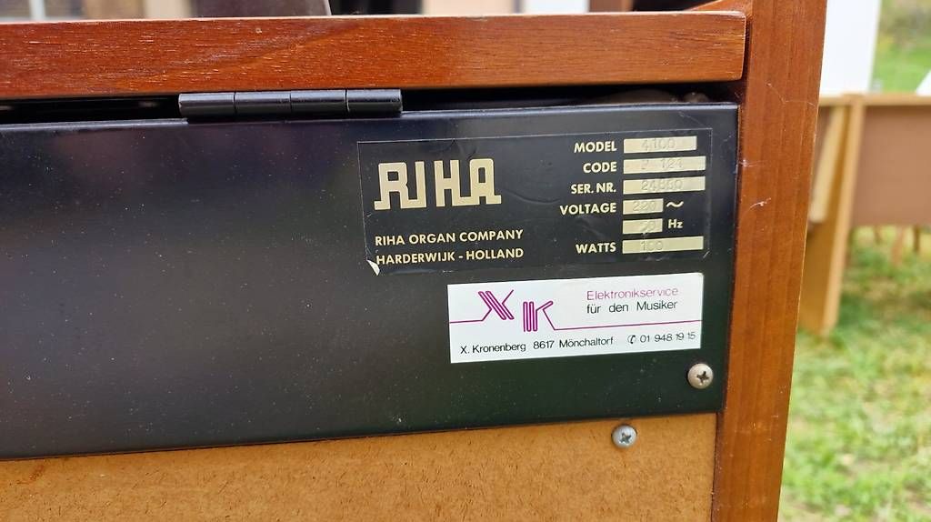 Strumenti musicali: RIHA Orgel 4100 – Usato da Linthal venduto da StuessiLinthal 3