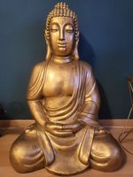 Wunderschöne gold gefärbte Buddha Statue