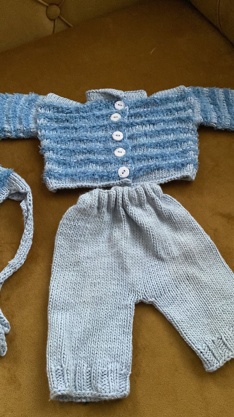 Poupées: gestrickte Puppen Kleider, handarbeit – D'occasion à Dagmersellen par Arcticsnow2017 1