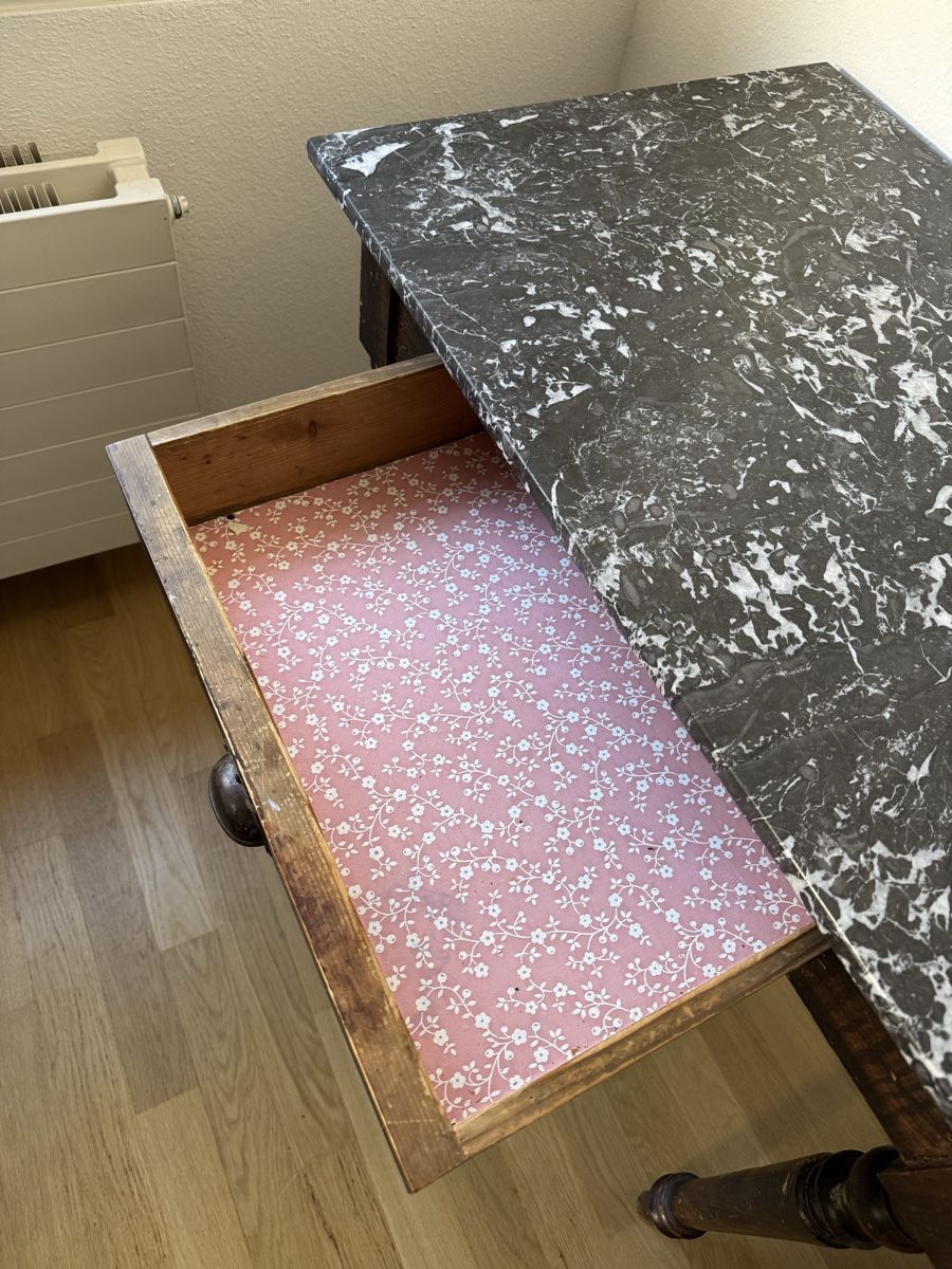 Tavoli: Antiker Tisch mit Marmorplatte – Usato da Basel venduto da hurschlp 2
