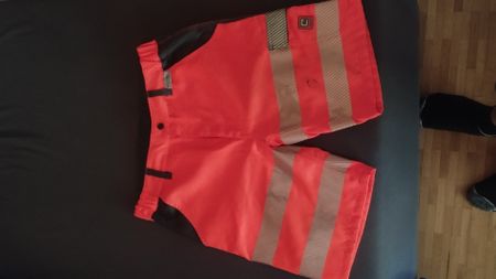Orange Warnschutz-Shorts