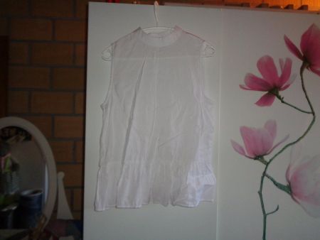 ***Weisses Blusen-Top *** ohne Arm ab 1.00