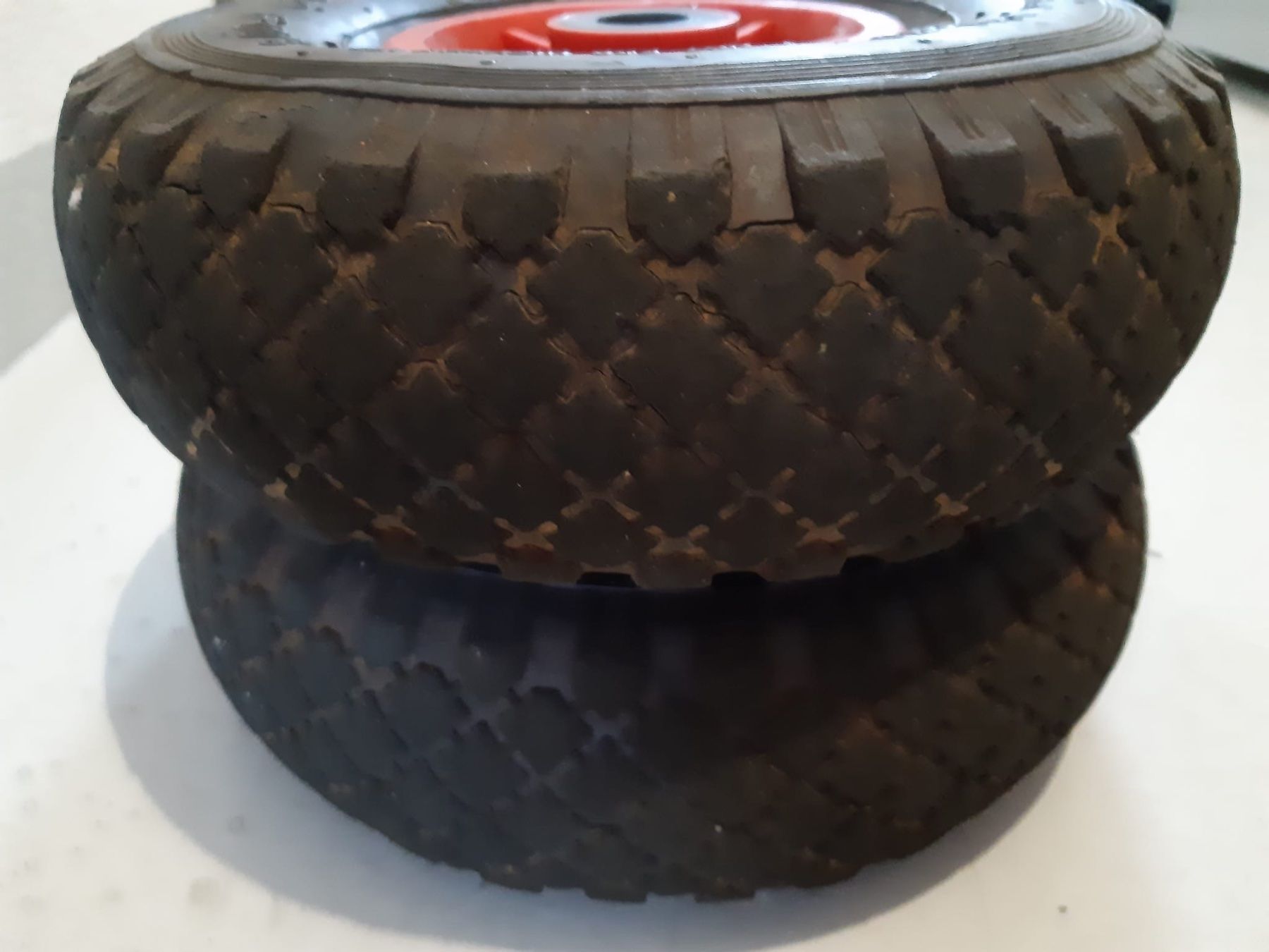 Go-Kart: 2 Kartwagen Räder mit Plastikfelgen – Usato da Tafers venduto da Peugeot407 1