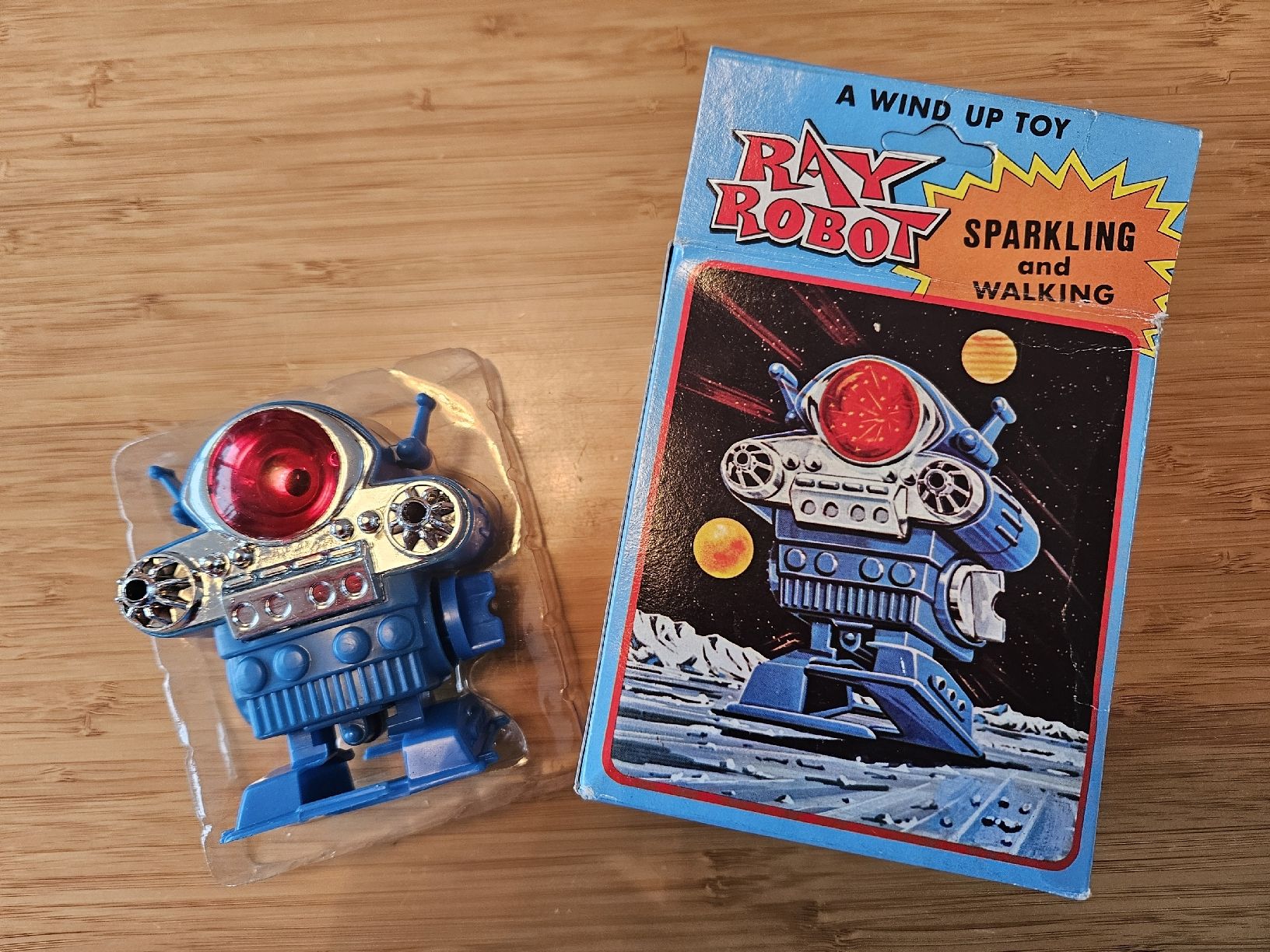 Jouets: Ray Robot Aufziehroboter 1970er – Neuf avec emballage d'origine à Sarnen par rockola02 2