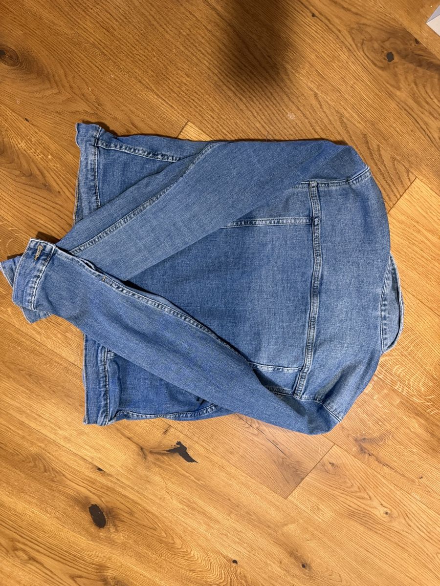 H&M Giacche: H&M Jeans Jacken, Gr. 42 hell & dunkel – Usato da Huttwil venduto da blaengu 2