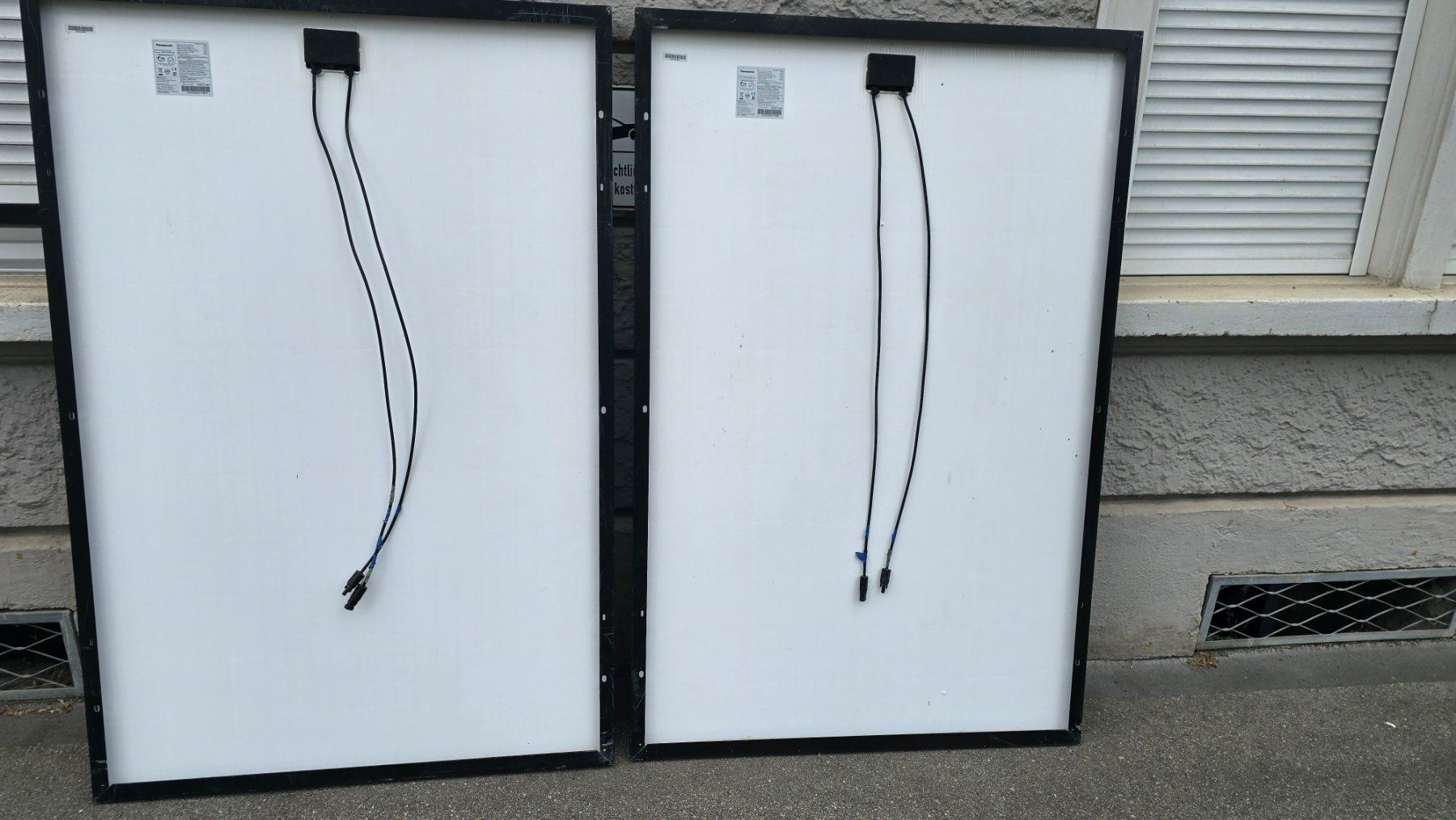 Dispositivi a energia solare: 2 x Solarmodul Panasonic VBHN330SJ47 + Dachbefestigung – Usato da Zürich venduto da rolf290 2