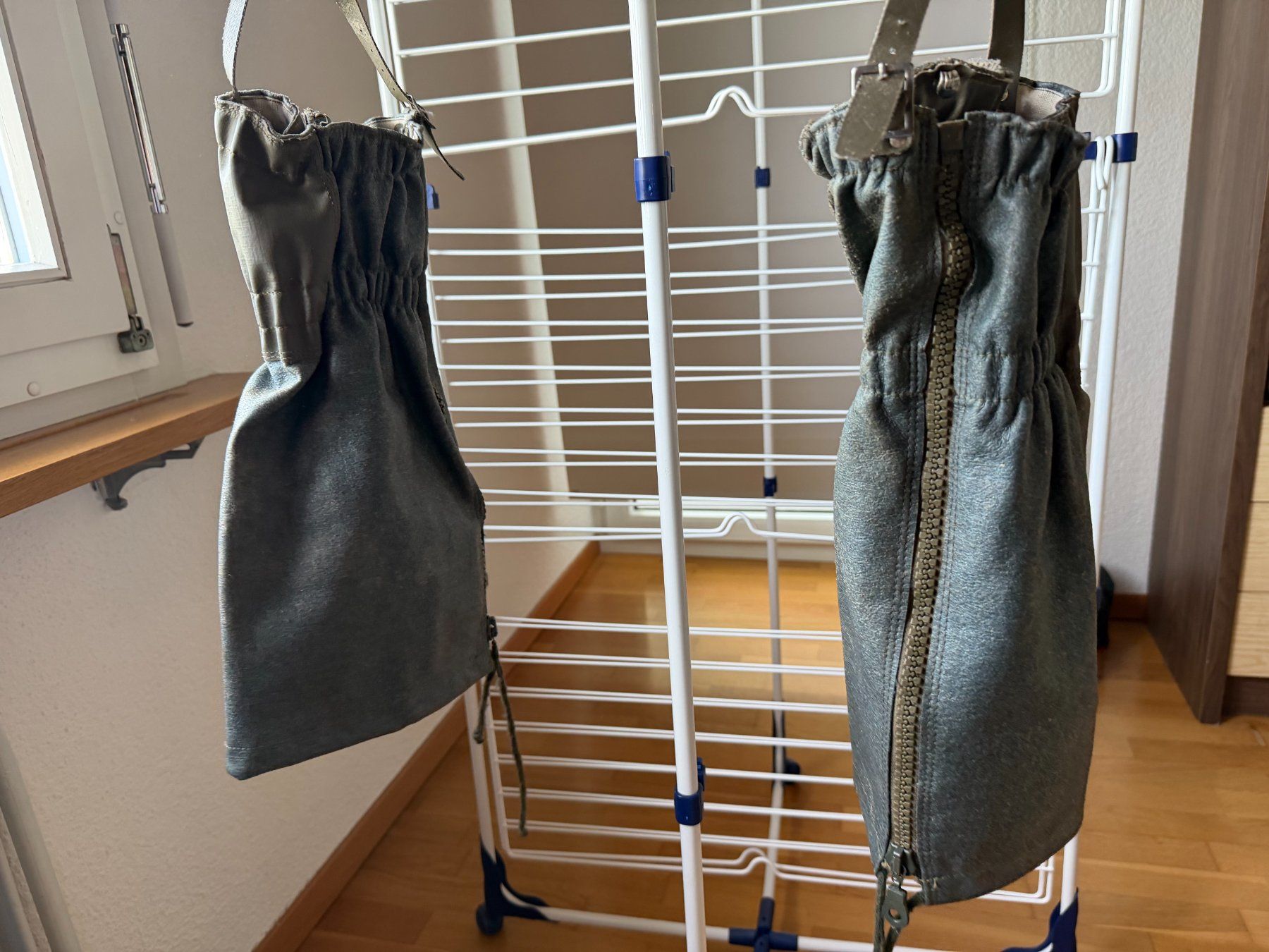 Stinchiere & Fasciature: Alte Schweizer Militär Gamaschen, Leder – Usato da Brunnenthal venduto da Eco07 2