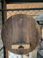 Alter Fassdeckel aus Holz – Wanddekoration