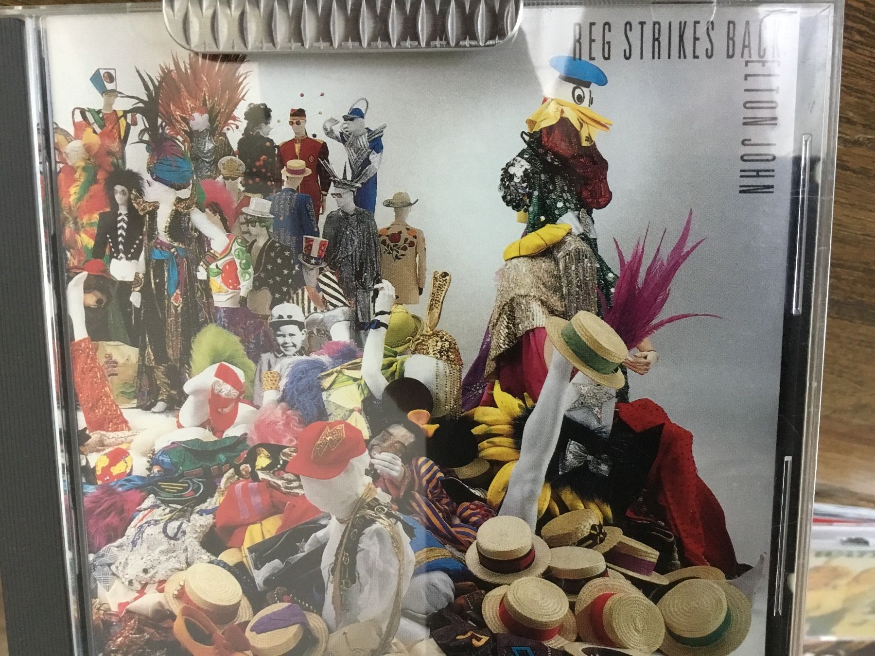 CD: Elton John - Reg Strikes Back CD      o – Usato da Thierachern venduto da sweden08