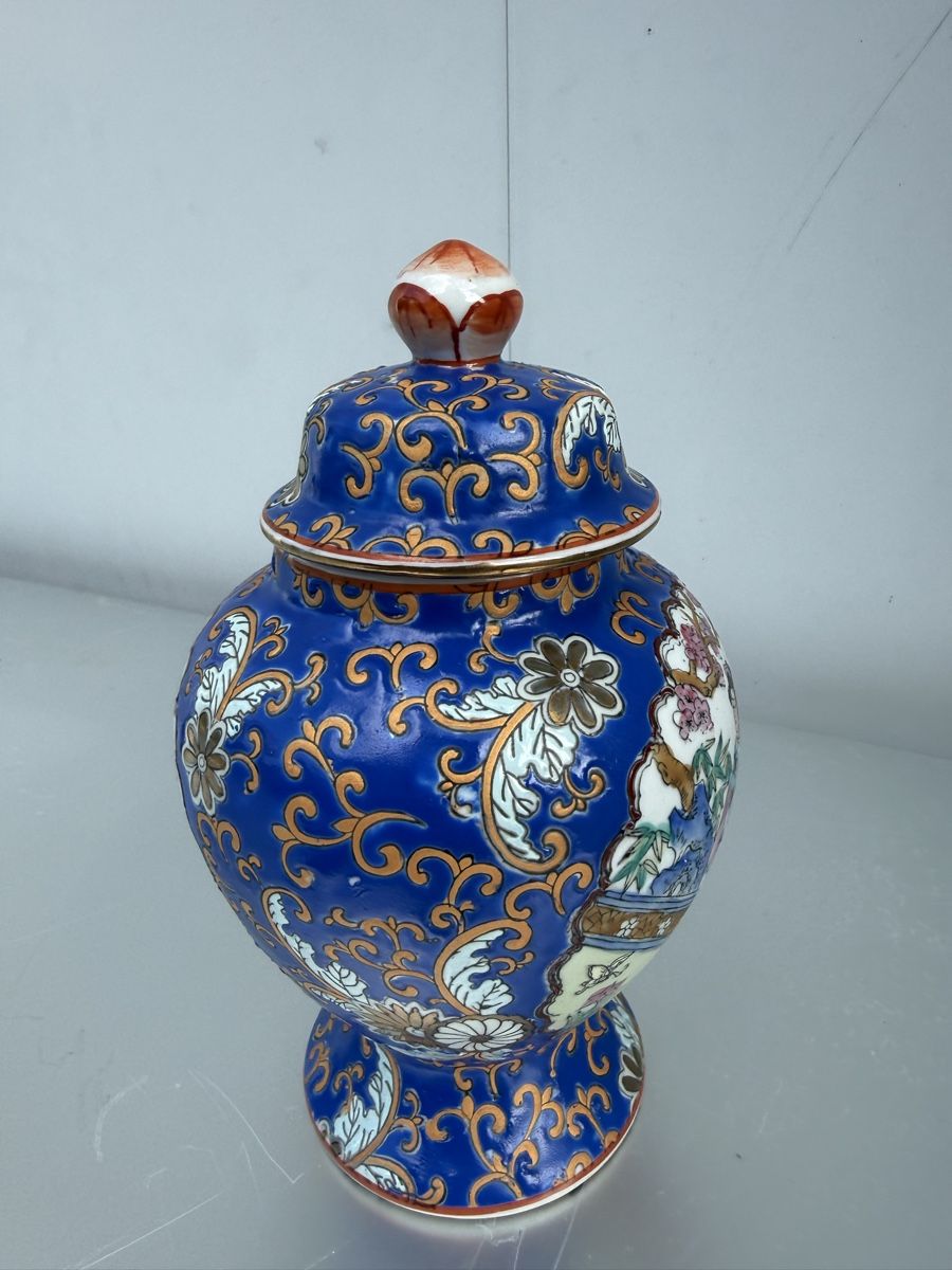 Tutte le decorazioni: Porcelain Vase Blue Pattern With Lid Good Condition – Usato da Liebefeld venduto da Khampa 6