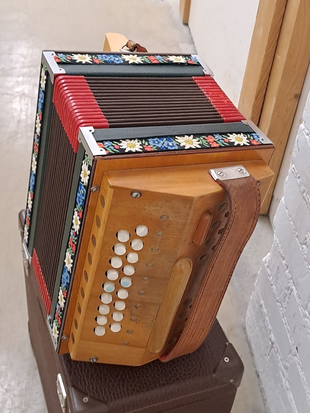 Strumenti musicali: schwyzerorgeli ton B  – Usato da Villeneuve venduto da BibiVintage 2