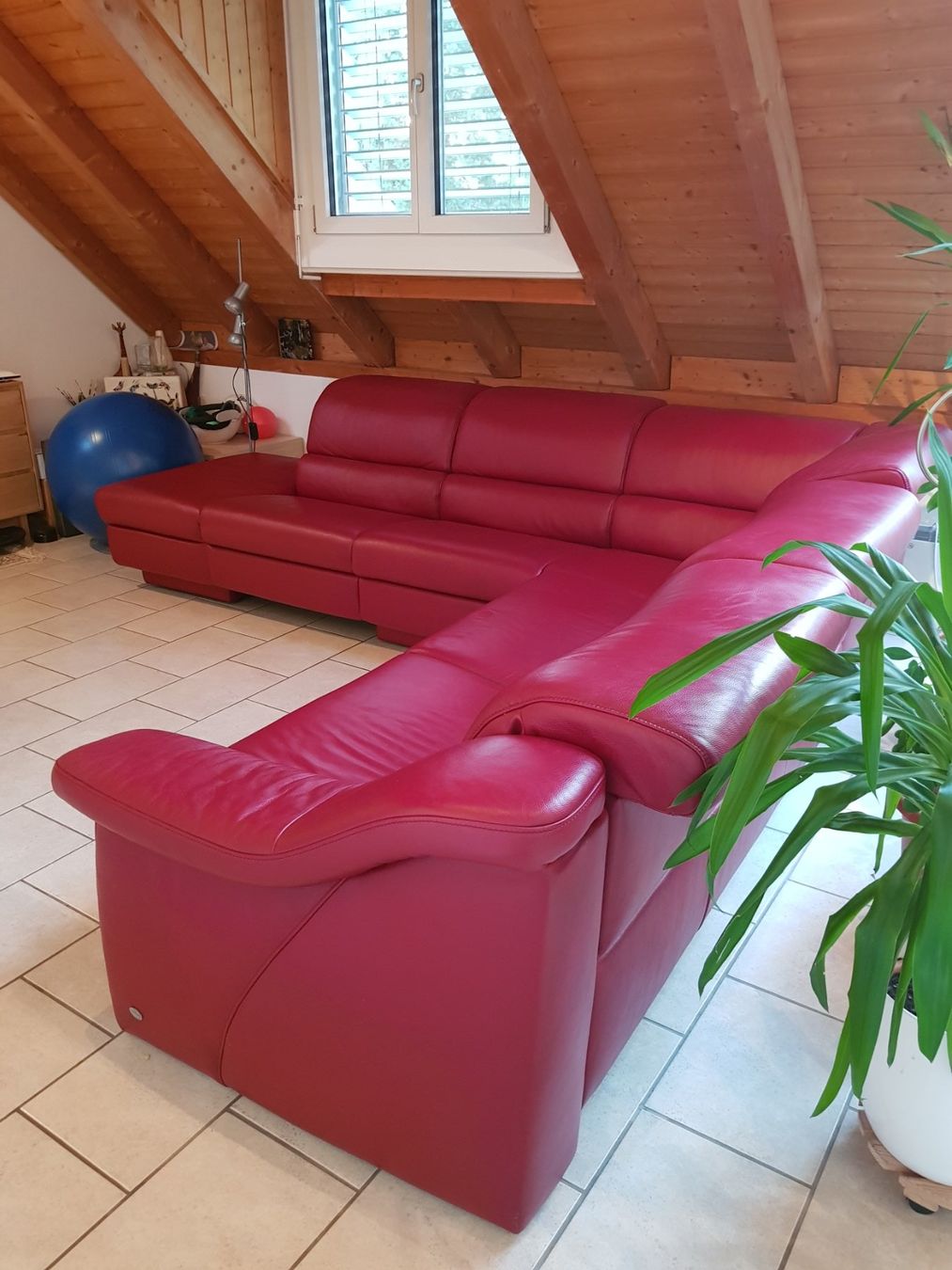 Sofas: Hochwertiges dunkelrotes Leder Ecksofa, verstellbare Teile – Gebraucht aus Turbenthal von viw_48fr 2