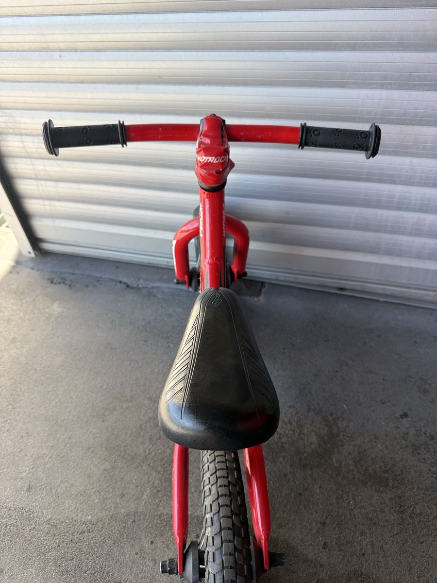 Veicoli per bambini: Laufrad Specialized Hotwalk rot 12 Zoll – Usato da Pfungen venduto da 3LGK158 2
