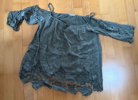 schönes Seiden-Spitzenshirt, oliv, schulterfrei