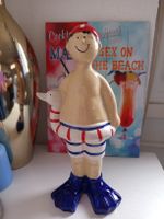 Sommerliche Deko-Figur "Bademeister" mit Schwimmreifen.