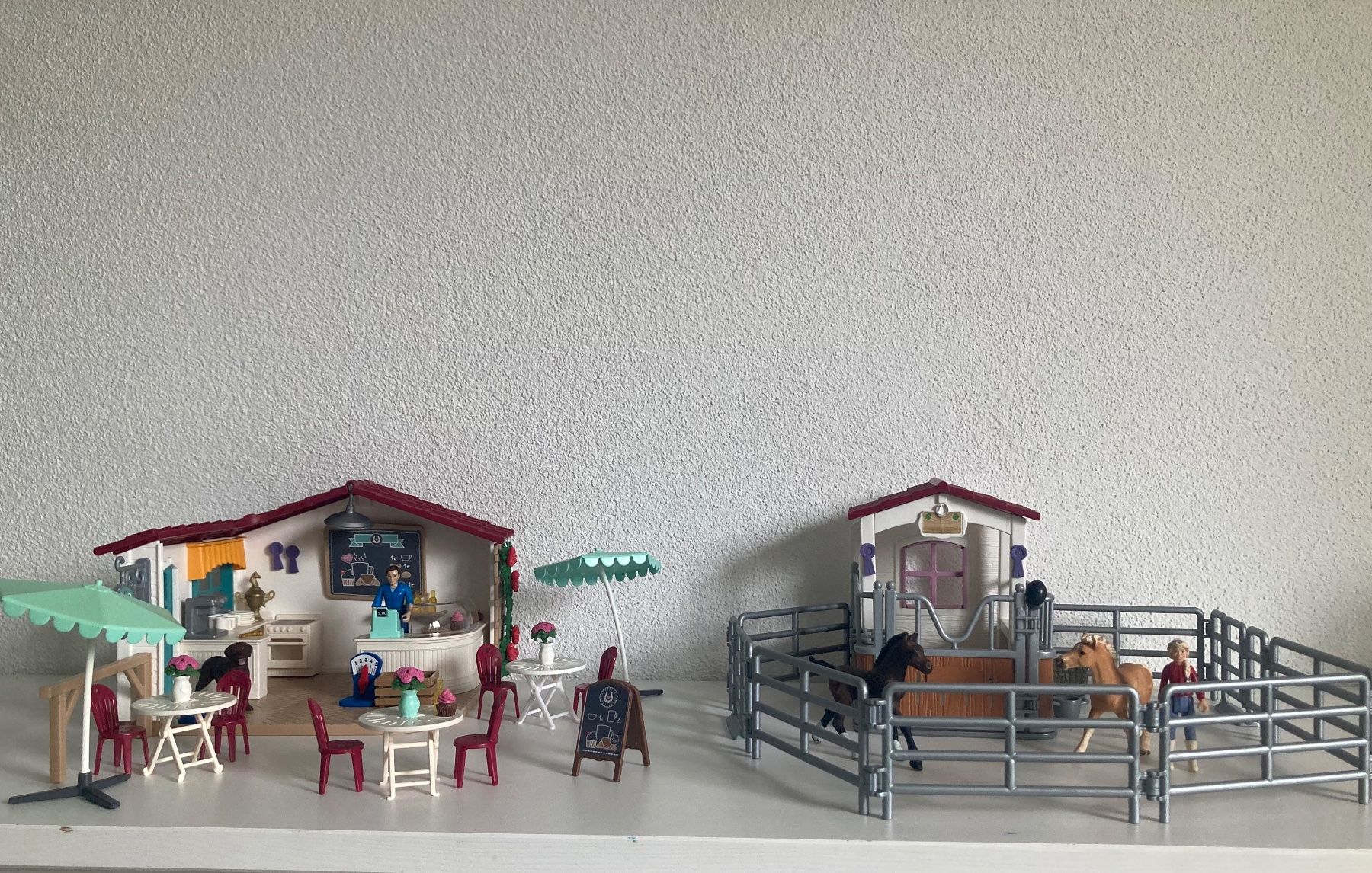Schleich Giocattoli: Schleich Café und Pferdebox – Usato da Hochdorf venduto da mir_2ylk 3