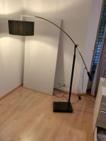 Moderne schwarze Bogenstehlampe mit trommelförmigem Schirm