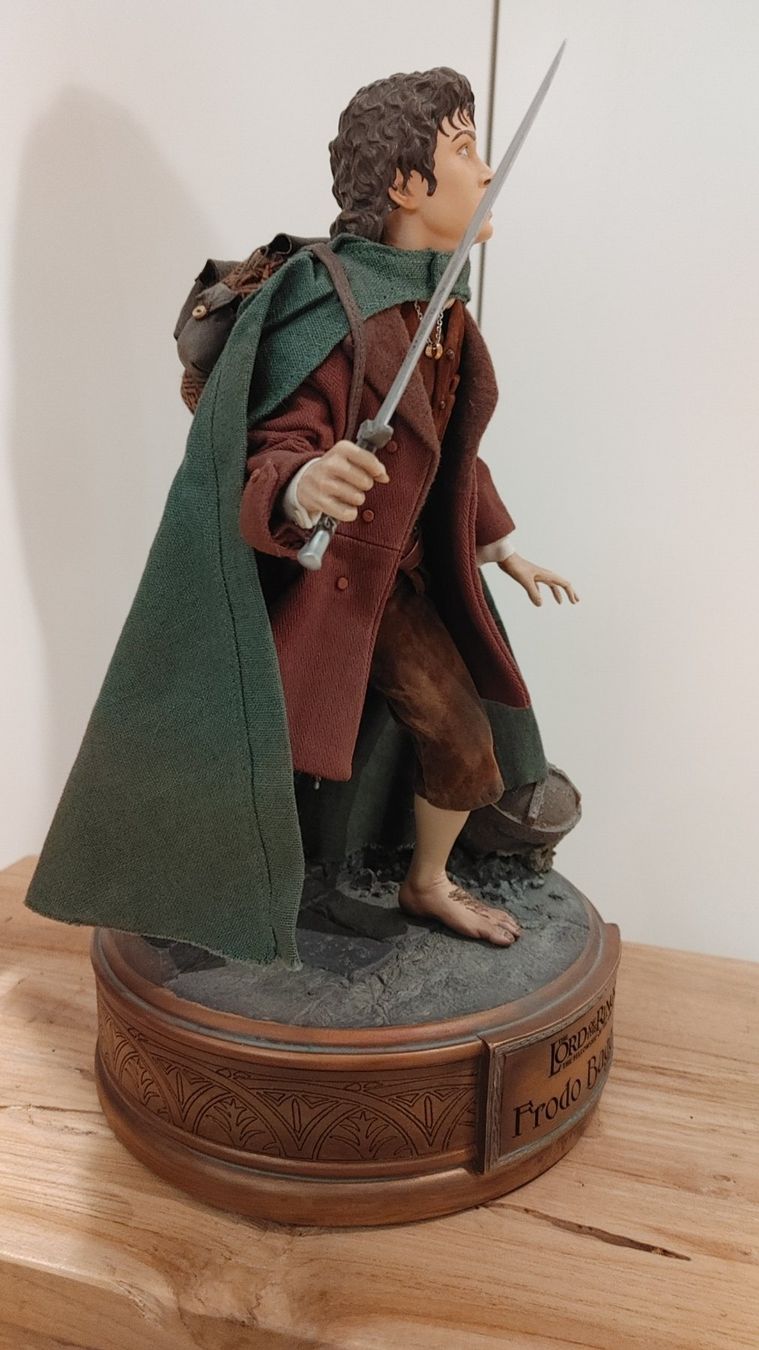 Statuette: Sideshow HERR DER RINGE FRODO Premium Format Figur 1/4 – Usato da Schwändi GL venduto da Petra2134 1