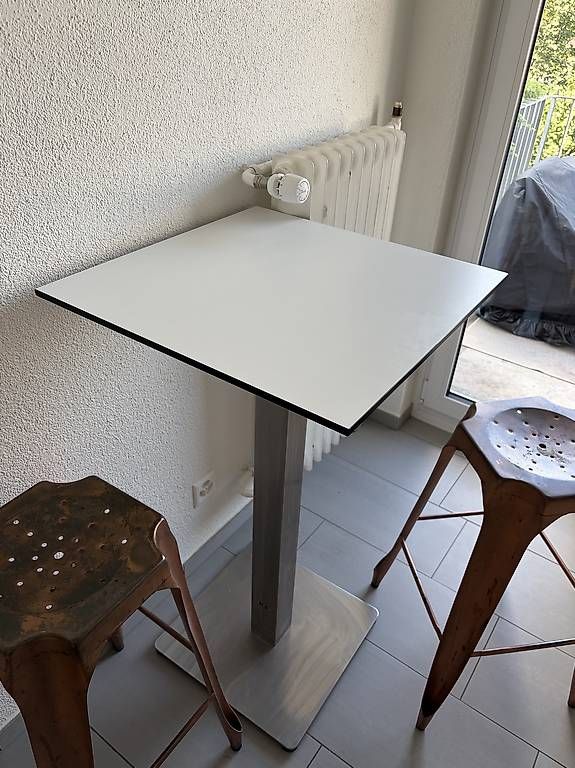 Tische: Bartisch inkl. 2 Metall Stühle – Gebraucht aus Zürich von islabelllaleh