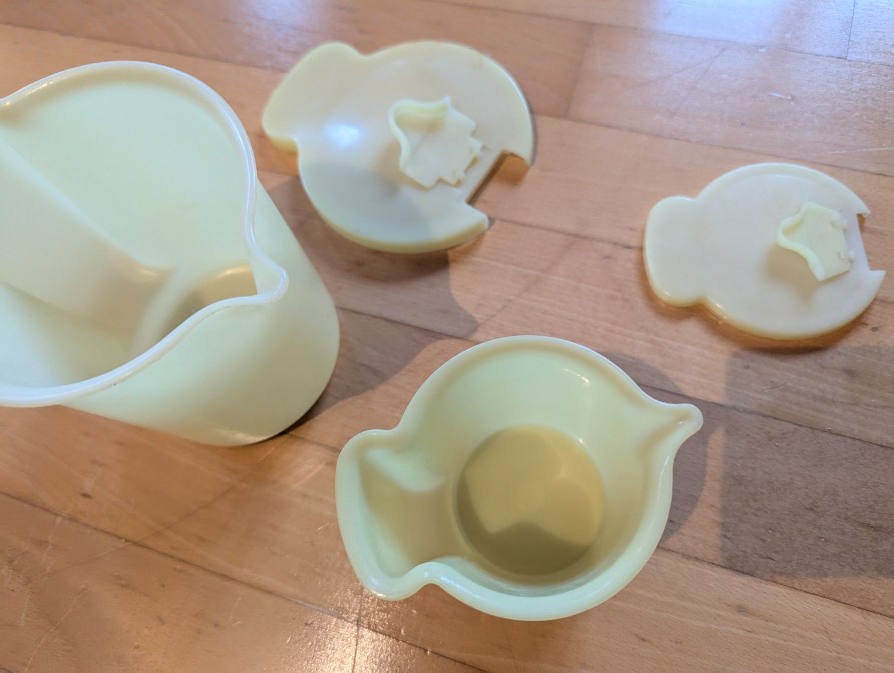 Tupperware Contenitori & Simili: Vintage Tupperware Milchausschenker, gross+klein, gelb – Usato da Unterengstringen venduto da Olifant4 2