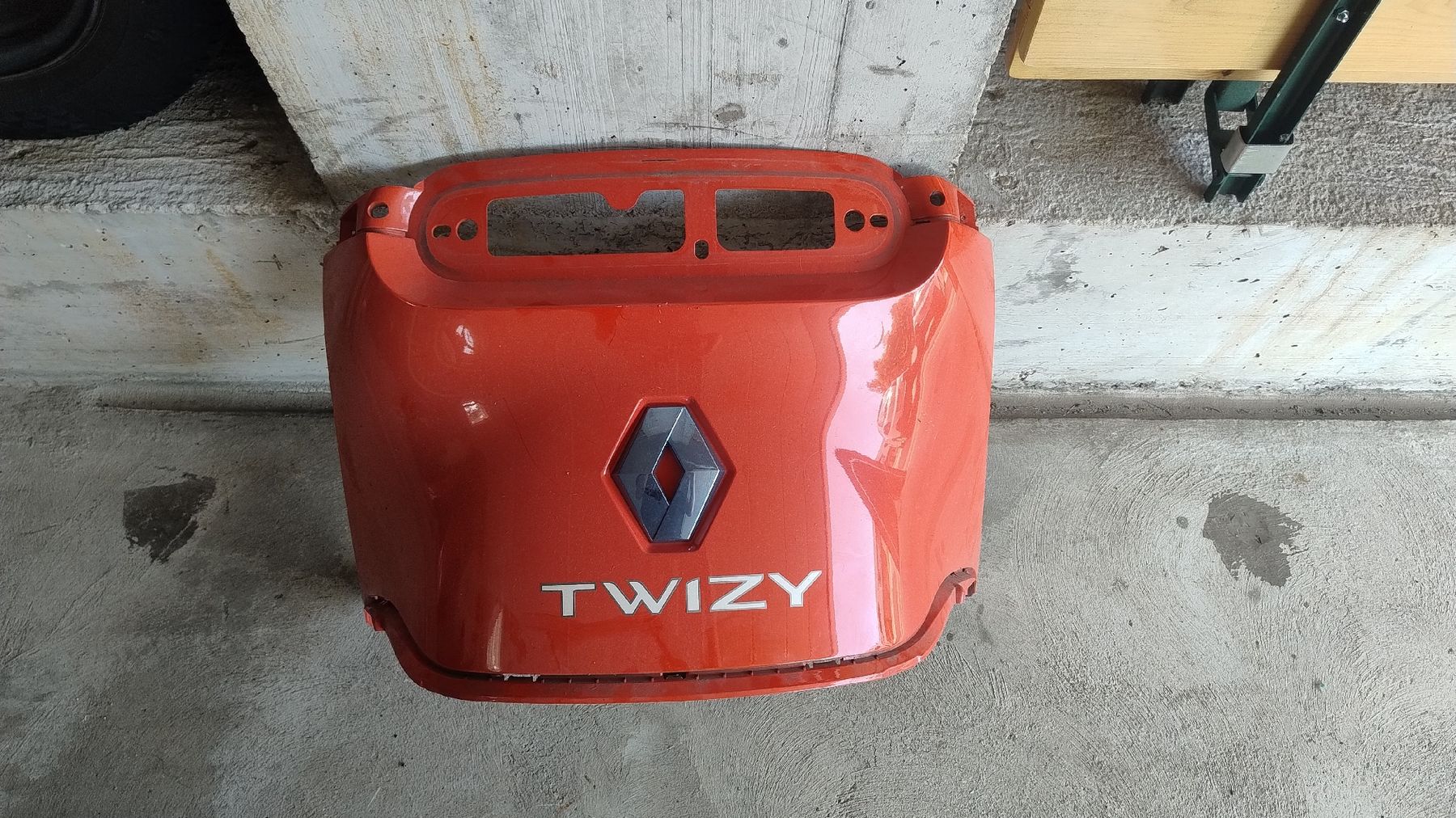 Renault Toutes les pièces auto: Face arrière Twizy 858323460R – D'occasion à Les Charbonnières par alphatec88