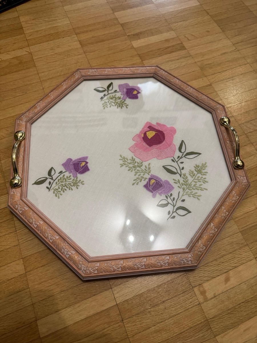Servierplatten: Vassoio decorativo vintage con fiori ricamati a mano – Neu (gemäss Beschreibung) aus Viganello von Lolland_7
