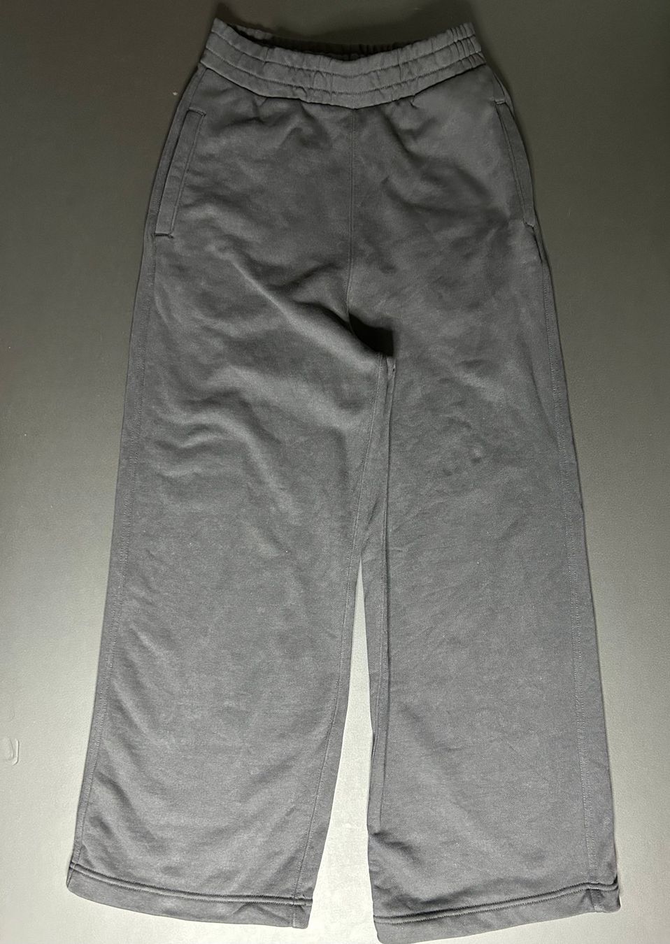 Weekday Pantaloni: WEEKDAY / Sweatpants (Gr. XS-S) – Usato da Dietlikon venduto da Mankai 2