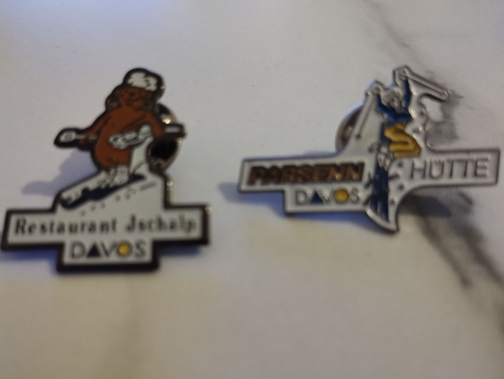 Placchette & Badge: 2 pin's Davos ski – Usato da Genève venduto da Octo-puces