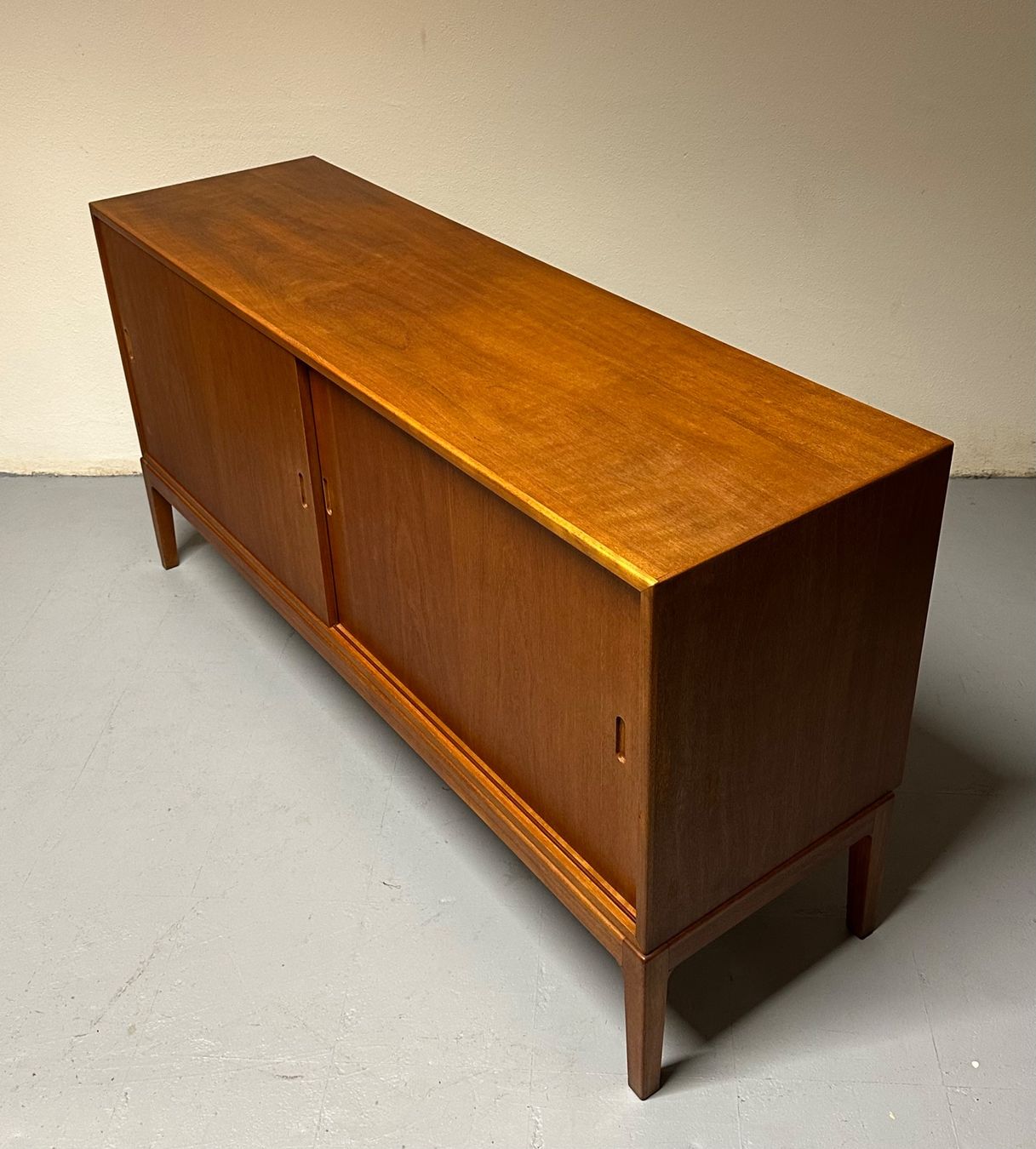 Knoll Cassettiere: MidCentury Teak Sideboard 1950er MCM Dänemark – Usato da Basel venduto da MidMod20C 1