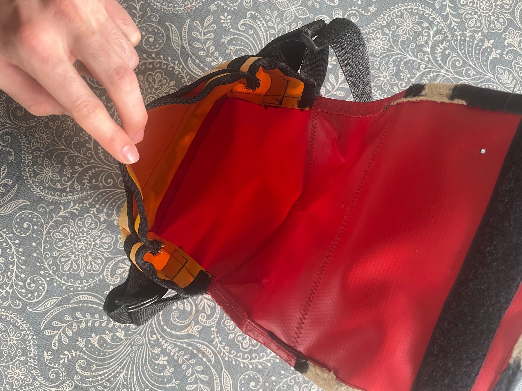 Borse: Unique Cowhide Pattern Shoulder Bag, Red Leather Accent – Usato da Bertschikon Gossau venduto da Weezysarchive 3