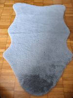 Flauschiges und feines Kunstfell/ Bettvorlage grau von Depot